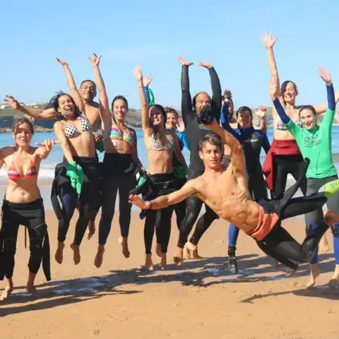 Groupe de participants sur la plage