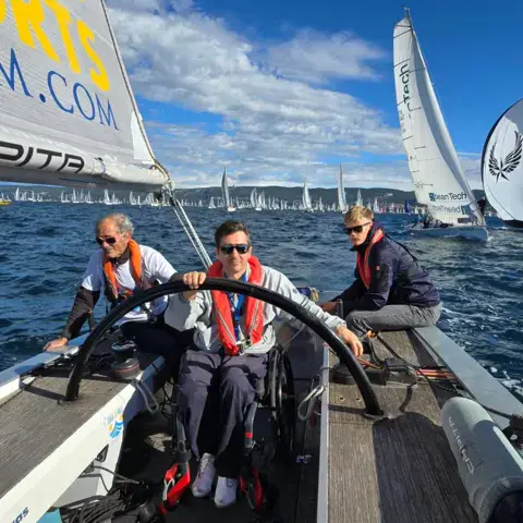 Équipage à bord d'un voilier lors d'une régate