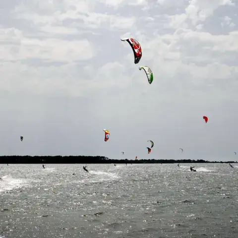 Kitesurfeurs sur la lagune