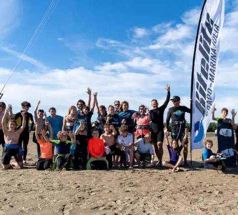 Groupe de participants à un kite camp sur la plage