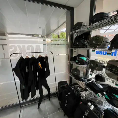 Intérieur du magasin avec combinaisons et harnais