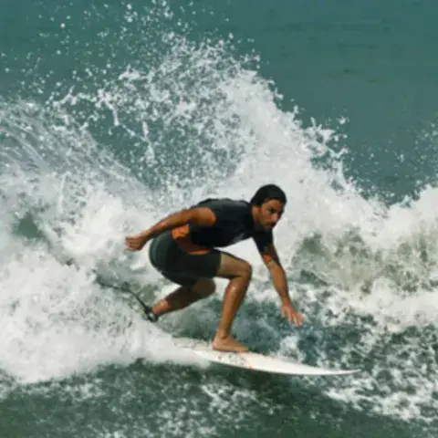 Surfeur en manœuvre dans l'écume