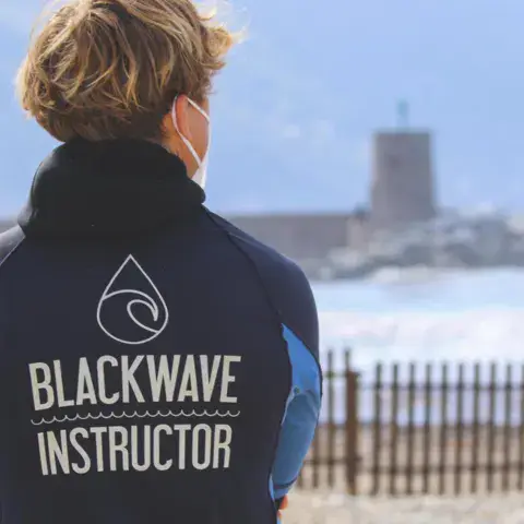 Moniteur de l'école en combinaison Blackwave