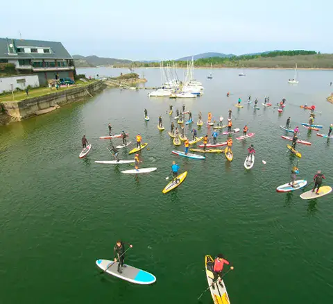 Groupe de stand up paddle sur une rivière