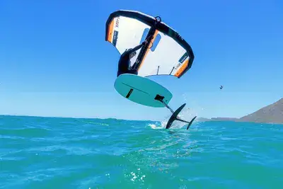 Wingfoil au-dessus de l'eau turquoise