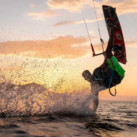Saut en kitesurf au coucher du soleil