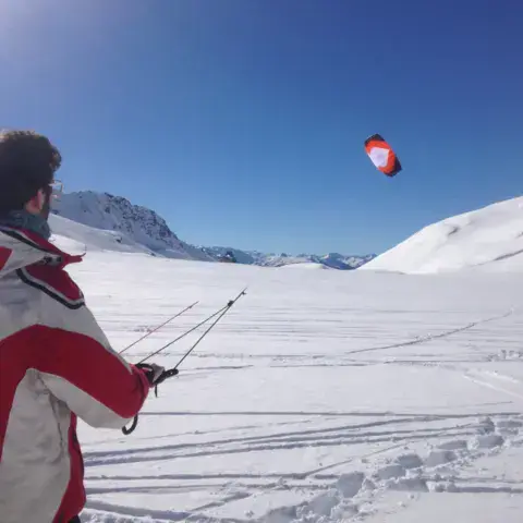 Snowkiter en montagne