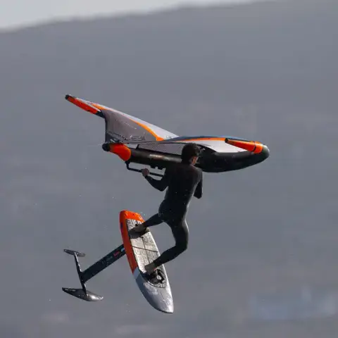 Wingfoiler en saut