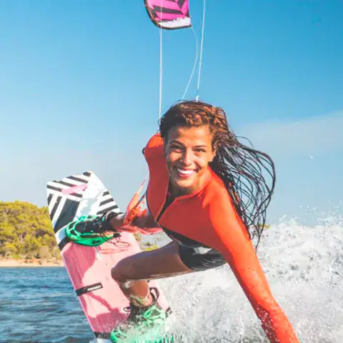 Kitesurfeuse dans l'eau peu profonde de la lagune