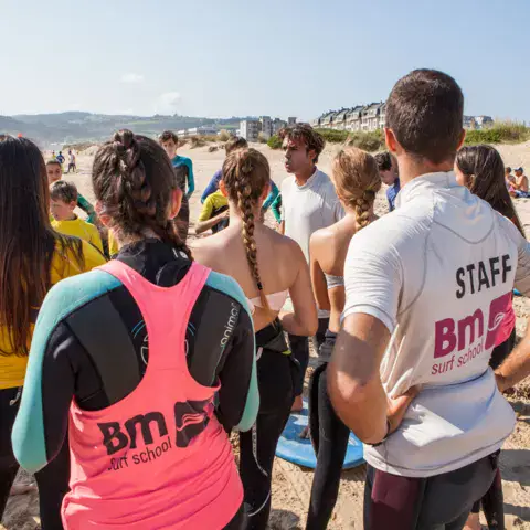 Briefing des moniteurs avec le groupe sur la plage