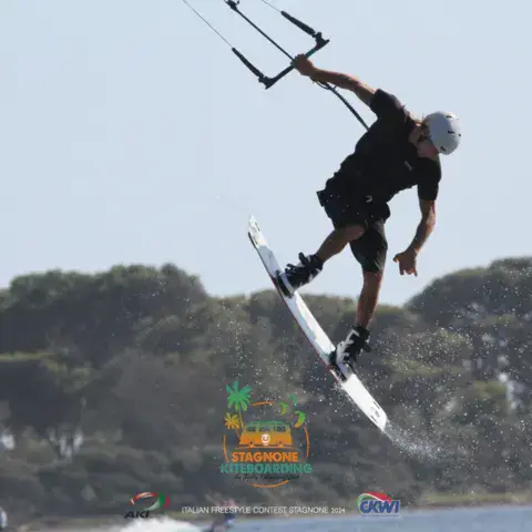 Kitesurfeur en saut lors d'un contest de freestyle