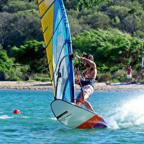 Windsurfeur sur une eau turquoise