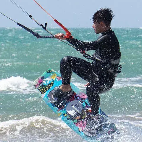 Kitesurfeur en action sur l'eau