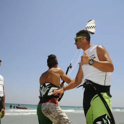 Moniteurs lors d'un cours de kitesurf sur la plage