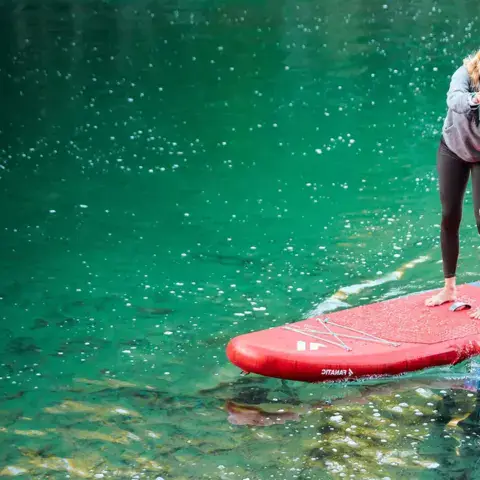 Stand up paddle sur une eau verte