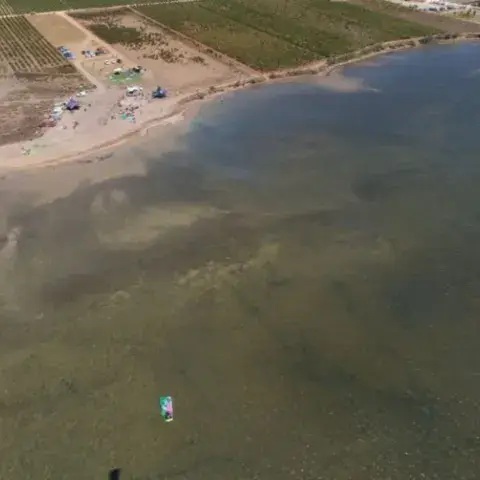 Vue aérienne de la lagune avec un kitesurfeur