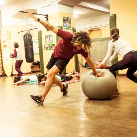 Séance d'entraînement physique en salle