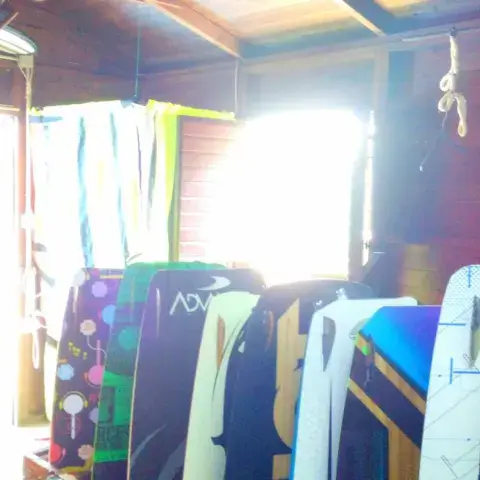 Matériel de kitesurf rangé dans le local de l'école