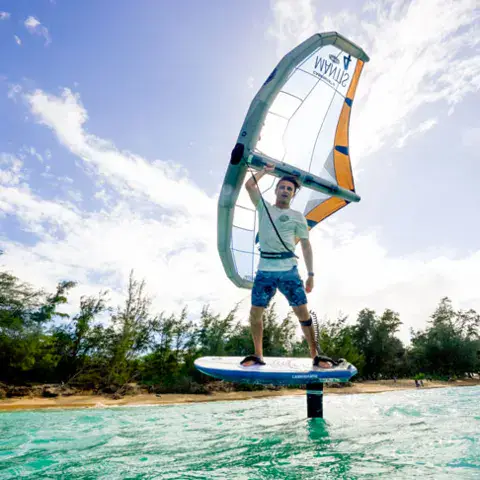Wingfoil sur une eau turquoise
