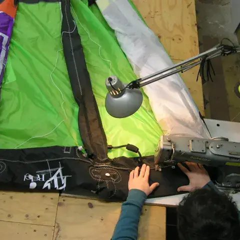 Réparation d'une aile de kite à la machine à coudre