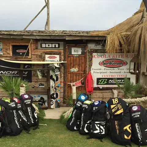 Espace extérieur avec sacs de kite et bannières