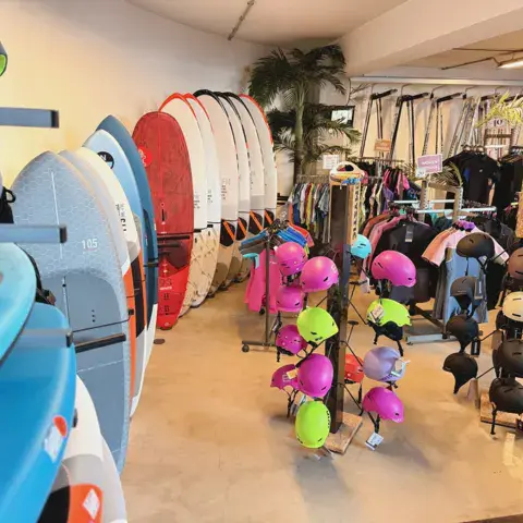 Rayon de planches et casques dans le magasin