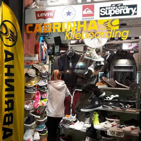 Intérieur du magasin avec vêtements et planches