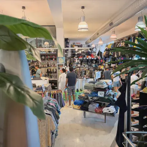 Vue d'ensemble de l'intérieur du magasin