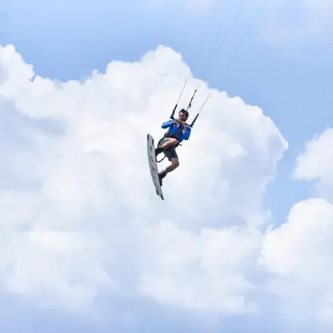 Kitesurfeur en saut