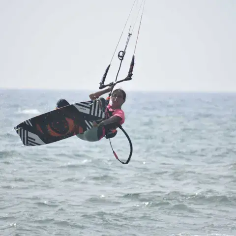 Kitesurfeur en saut