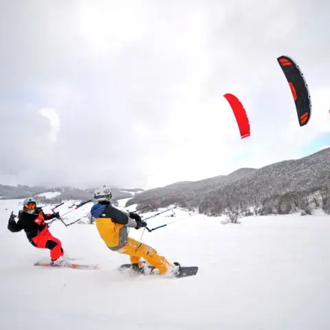 Deux snowkiters en action