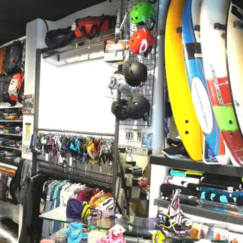 Rayon de planches de surf dans le magasin
