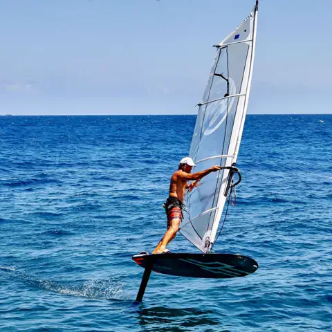 Windsurf sur foil en mer