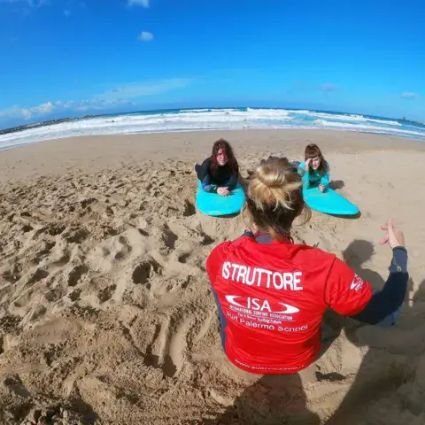 Moniteur ISA et élèves sur la plage avant le cours