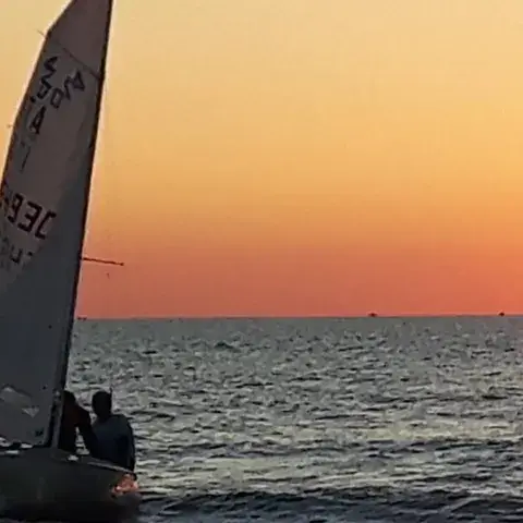 Voilier au coucher du soleil