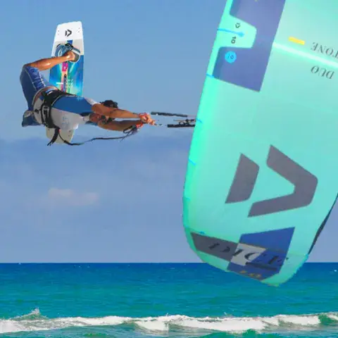 Kitesurfeur en saut