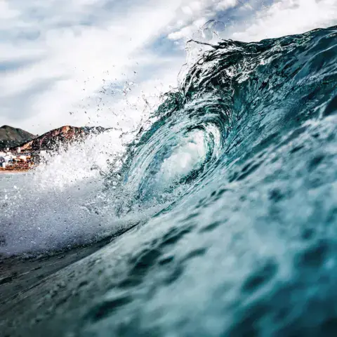 Vague en train de déferler