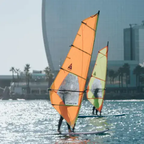 Windsurf devant le front de mer