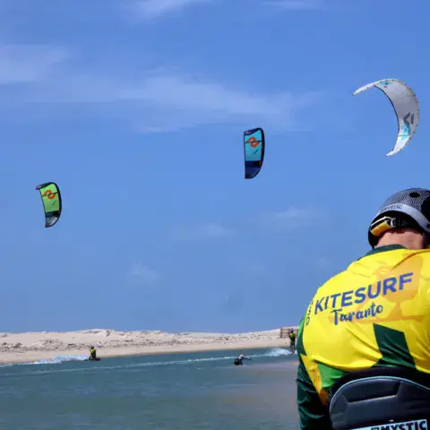 Kites dans le ciel vus depuis la plage