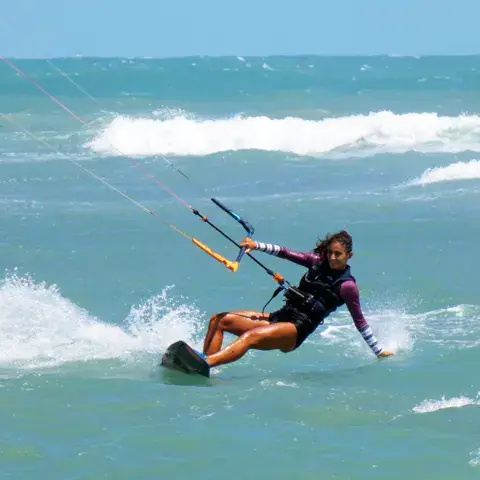 Kitesurfeuse en session