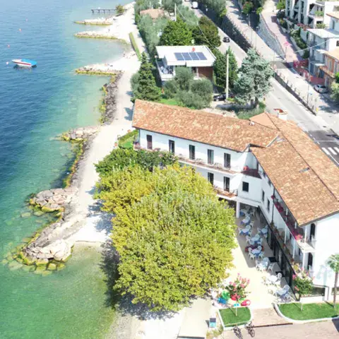 Vue aérienne de la rive du lac et de l'hôtel