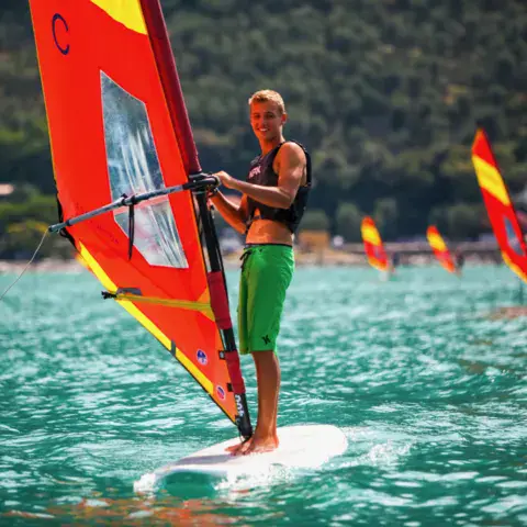 Windsurfeur sur le lac