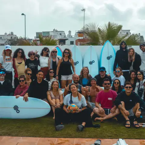 Groupe d'élèves avec les planches de l'école