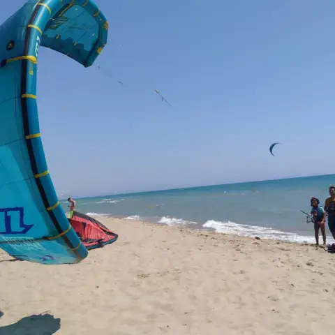 Aile de kite gonflée sur la plage