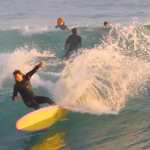 Surfeur sur une planche jaune