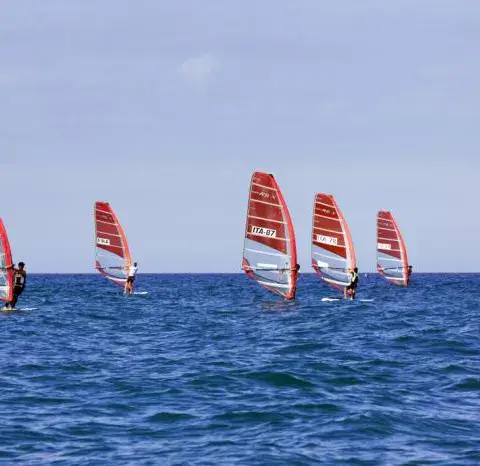Flotte de planches à voile en mer