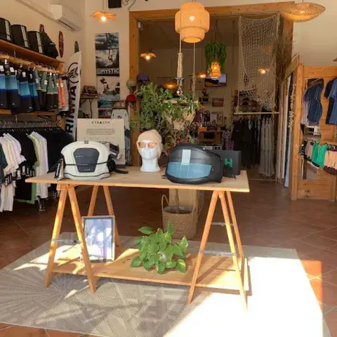 Intérieur du magasin avec vêtements et accessoires