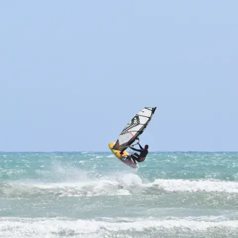 Windsurfeur en plein saut