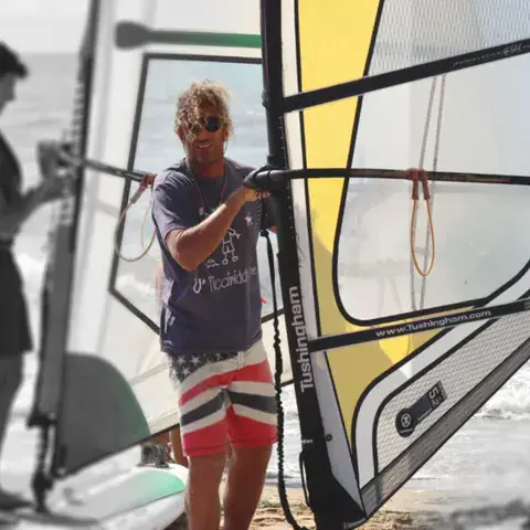 Explications au bord de l'eau avant un cours de windsurf