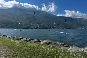 Kitesurfeurs sur le lac depuis la rive